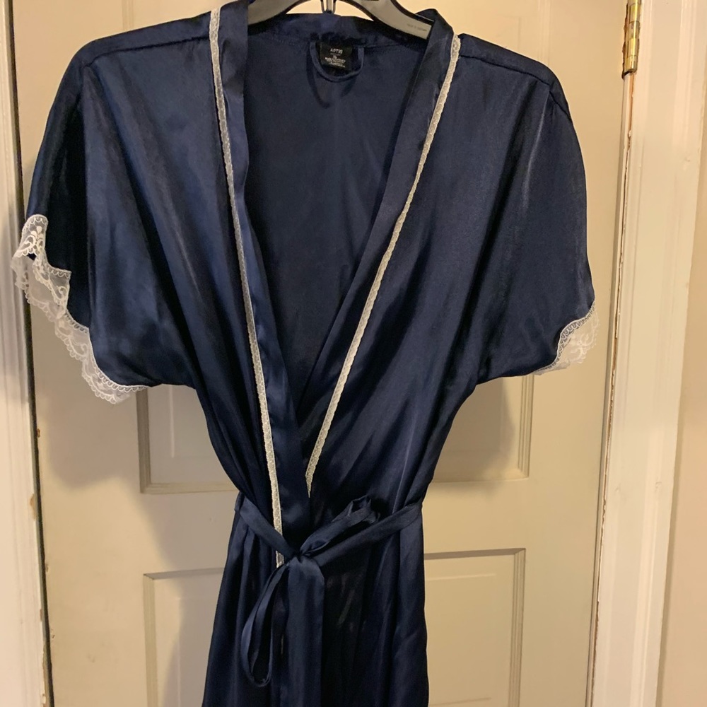 Slinky robe, EUC.